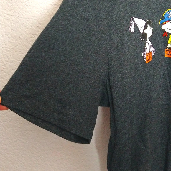 NWOT Peanuts Snoopy Charlie Brown Lucy Halloween Cropped Tee Shirt Size M - Picture 5 of 5